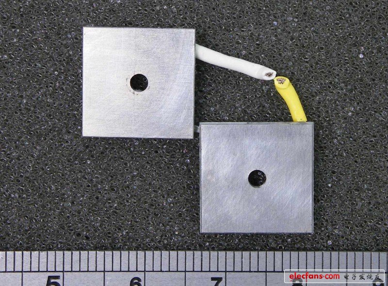 由于LEDs容易過(guò)熱，發(fā)射極背面的設(shè)計(jì)就專(zhuān)門(mén)針對(duì)解決LED散熱問(wèn)題的