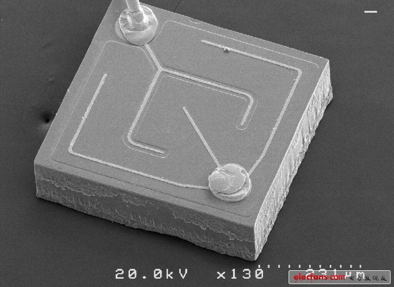 由于LEDs容易過熱，發(fā)射極背面的設(shè)計就專門針對解決LED散熱問題的
