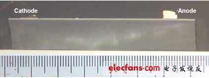 見上圖，LED芯片核心部分對角線橫截面圖樣，可測得約為0.1mm。GaN層的表面是薄薄的柵欄層。用陰極追蹤查探得知電極位于很靠近中心位置