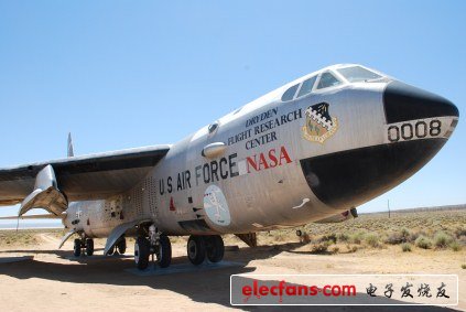 NASA 5-52：上圖是U.S. Air Force/NASA B-52，這是用來為一系列裝有火箭發(fā)動(dòng)機(jī)的航天器進(jìn)行墜落測試的