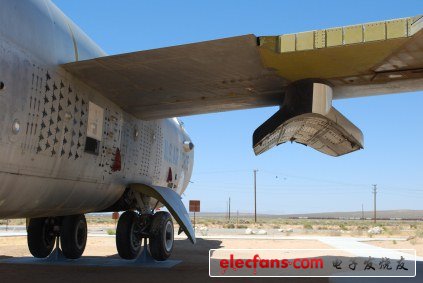 適配器：改進(jìn)的B-52配備有一個(gè)用來把X-15和其他航天器送到指定高度的適配器