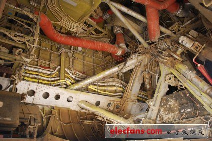 B52的“內(nèi)臟“：B52的內(nèi)部，如圖所示，看到了在前起落架下面的八引擎戰(zhàn)略轟炸機(jī)