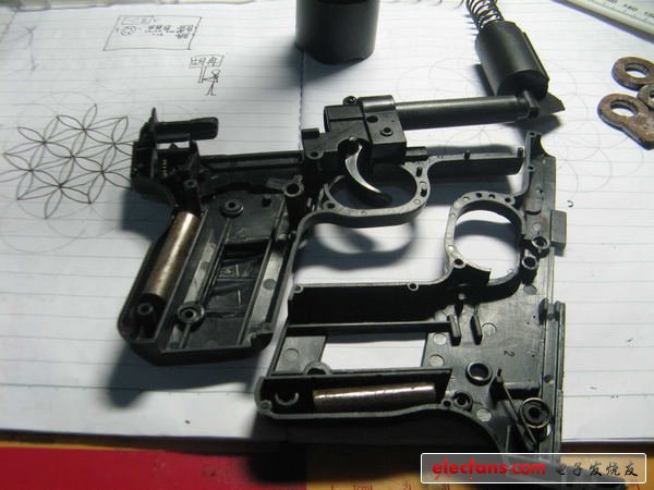 牛人打造的多功能手電鉆（動(dòng)手能力超強(qiáng)）