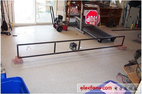 第一次裝配帶有四根垂直鐵管的側梁不夠穩(wěn)固