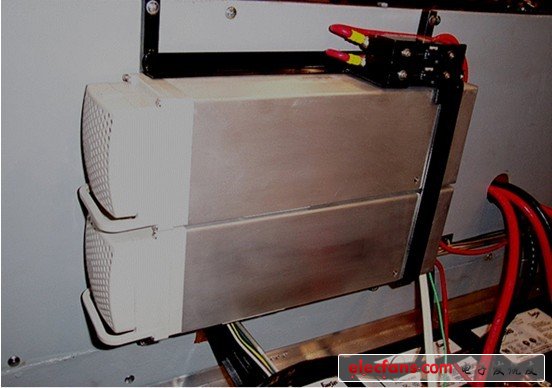 TDI的水銀電池充電轉換器，兩個和電池并聯(lián)擺在中間位置