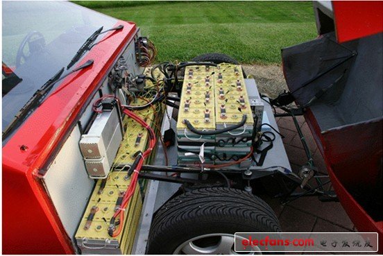 最新的20kwh鋰電池，每個小電池有一根線連到數(shù)據(jù)記錄器，因此所有的電池在充放電的時候都可以檢測