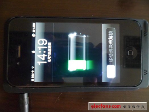 趙志斌展示手機實現(xiàn)無線充電（電子發(fā)燒友網(wǎng)配圖）