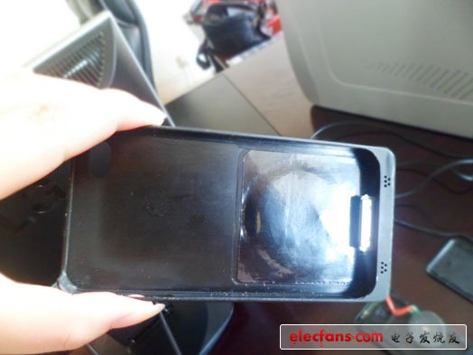 電力接受線圈和手機電池之間放置一個“隔金屬”的裝置，通常的技術是使用一個高導磁率的鐵氧體來做這個“隔金屬”裝置