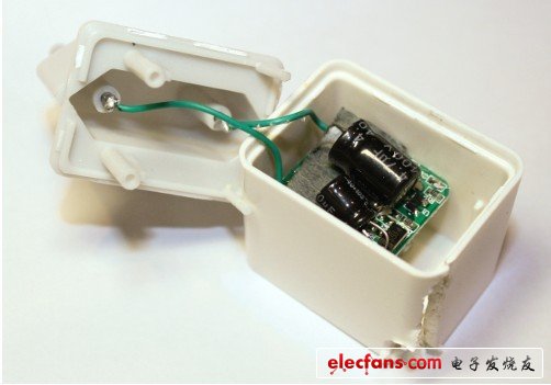 我買的那臺(tái)無(wú)牌充電器不考慮其歐洲標(biāo)準(zhǔn)的插頭，其長(zhǎng)度還超過(guò)一英寸