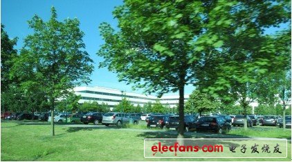 經(jīng)過二十分鐘的長(zhǎng)途跋涉，我們到達(dá)了格羅方德的FAB 1 complex工廠