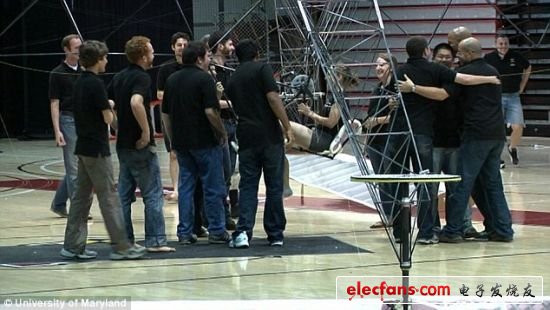 在維克斯勒成功駕駛Gamera I之后，現(xiàn)場(chǎng)的人陷入興奮之中