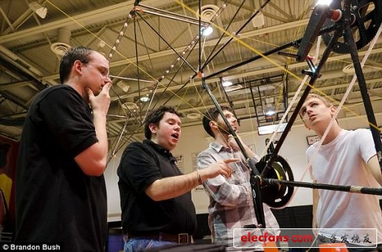 Gamera II采用碳纖維、泡沫和輕質(zhì)木材制成，重量只有140磅(約合63公斤)