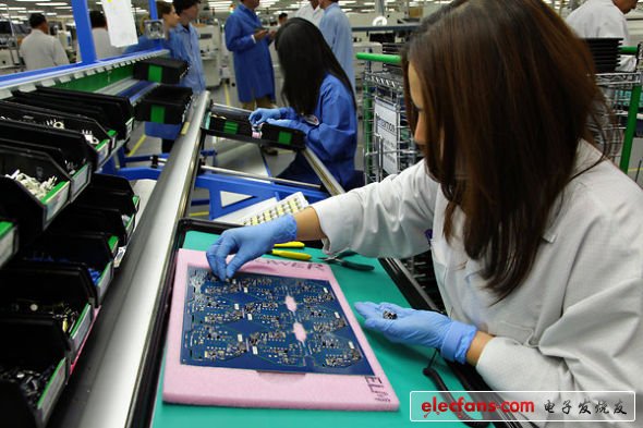 工廠的另一半是常常的流水線，工人在這里完成組裝