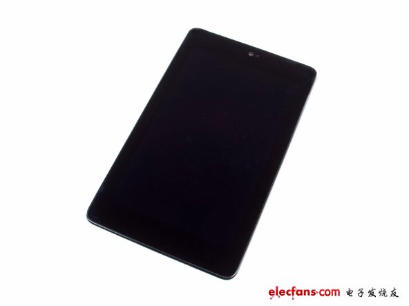 谷歌Nexus 7內(nèi)部主要硬件組成：8 or 16 GB 硬盤；1 GB RAM；四核Tegra 3處理器