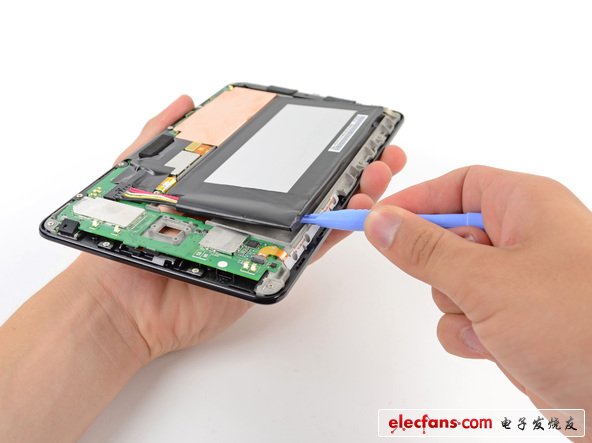 從上圖也可以看出，谷歌Nexus 7強(qiáng)大的4326 mAh， 16 Wh電池，在LTE環(huán)境下最大續(xù)航能力達(dá)到9:37小時(shí)