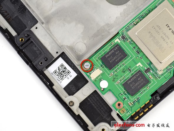 拆下Nexus 7 的主板可以看到，PCB電路板堆放著 1 GB Hynix H5TC2G83CFR DDR3 RAM，還有和 MacBook Pro Retina相同的功能模塊