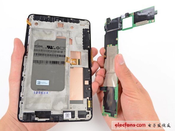 拆下Nexus 7 的主板可以看到，PCB電路板堆放著 1 GB Hynix H5TC2G83CFR DDR3 RAM，還有和 MacBook Pro Retina相同的功能模塊