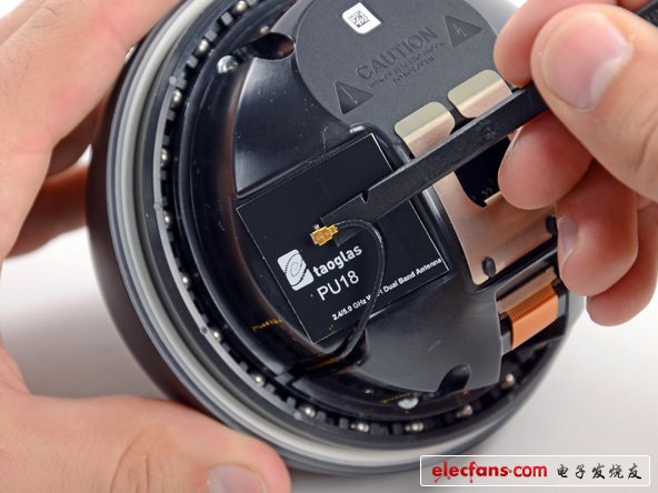 首先映入眼簾的是首個警告標識：有觸電危險，請勿打開。