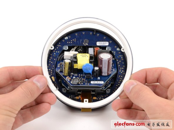 Nexus Q可以算作我們第一次碰到有如此多環(huán)形部件的設(shè)備。