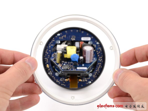 Nexus Q可以算作我們第一次碰到有如此多環(huán)形部件的設備。