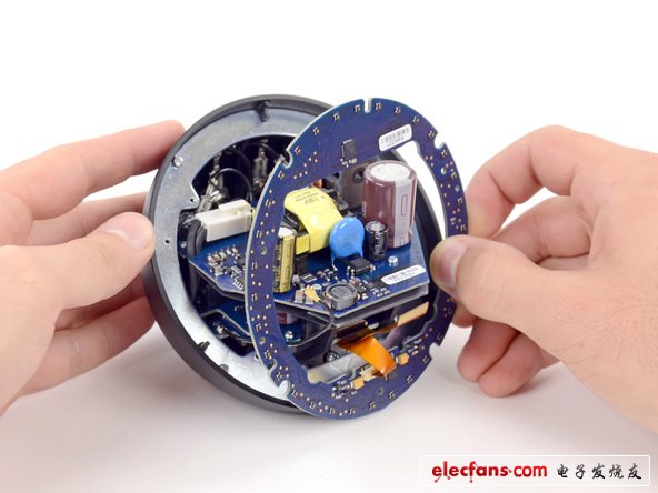 　之后，我們便看到了設(shè)備的LED板。Nexus Q的環(huán)形指示燈為32 RGB LED材質(zhì)。