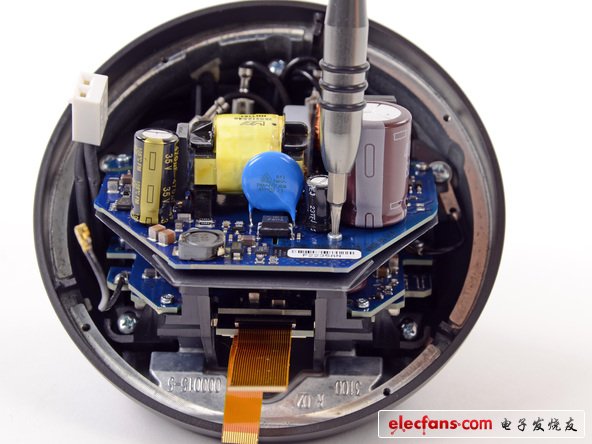 LED板上還設置了兩個德州儀器TLC5947 24通道，12位PWM LED驅動器，附帶內(nèi)部振蕩器。