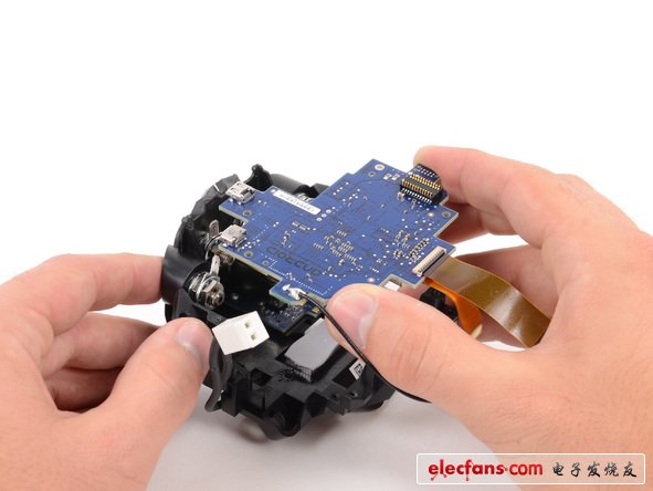 音頻板上配備的是德州儀器的TAS5713 25W數(shù)字音頻功率放大器，產(chǎn)地可能是德儀的任意工廠所在地。