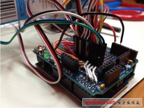 Fijibot是一個自制的，自我充電的photovore機器人，我用了一個1.5L的Fiji水瓶、Arduino Uno開發(fā)板