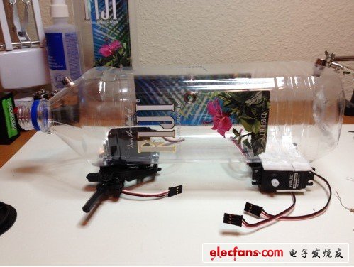 我用Arduino Ubo開(kāi)發(fā)板來(lái)造這個(gè)機(jī)器人是因?yàn)閷?duì)這個(gè)小工程來(lái)說(shuō)，它是一個(gè)很棒的微控制器