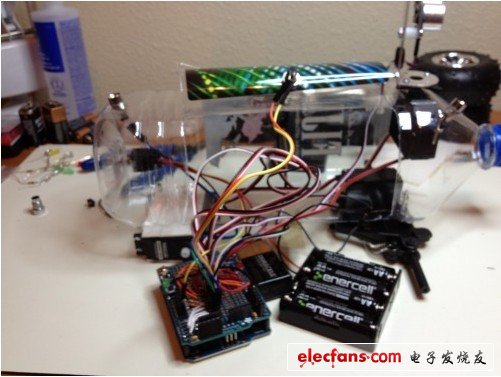 在Fiji水瓶的狹窄空間里面進行布置的事情，我希望我可以輕易地將Arduino開發(fā)板上如傳感器、伺服電機等所有器件輕易的連接上