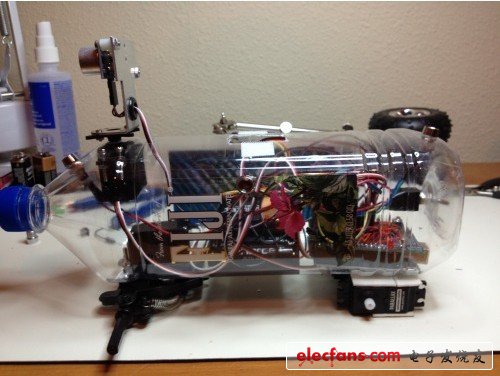 Fijibot的主要任務(wù)就是去尋找“食物”，它的“食物”就試試尋找陽光，通過背上的太陽能板為自己充電