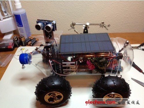 在尋找陽光充電的時候，F(xiàn)ijibot通過Ping傳感器利用超聲波來避免碰上任何物體。主程序總是反饋一定范圍內(nèi)的障礙物信息