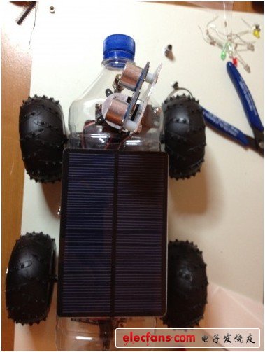 Fijibot包含了四個(gè)伺服電機(jī)，一個(gè)為每個(gè)后輪服務(wù)，一個(gè)旋轉(zhuǎn)其“頭部”（也就是Ping傳感器），一個(gè)去移動(dòng)前軸向左或向右去轉(zhuǎn)彎，我從一個(gè)便宜的RC car取到了這些輪子和前端轉(zhuǎn)彎裝置