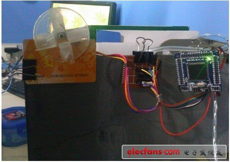 自動(dòng)喂魚(yú)機(jī)的材料都是簡(jiǎn)單易得的，工科學(xué)生查找資料應(yīng)該都能實(shí)現(xiàn)。其中還有兩個(gè)最大的亮點(diǎn)：