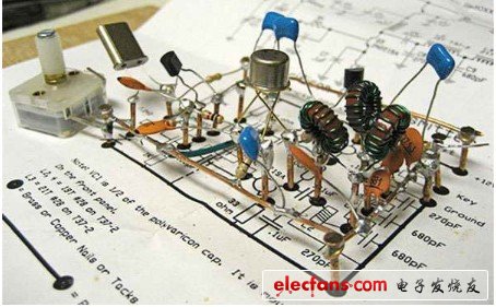 簡(jiǎn)單地說(shuō)，就是將電路圖放大至實(shí)物一樣大，然后按圖表來(lái)接線，接電源，接元器件