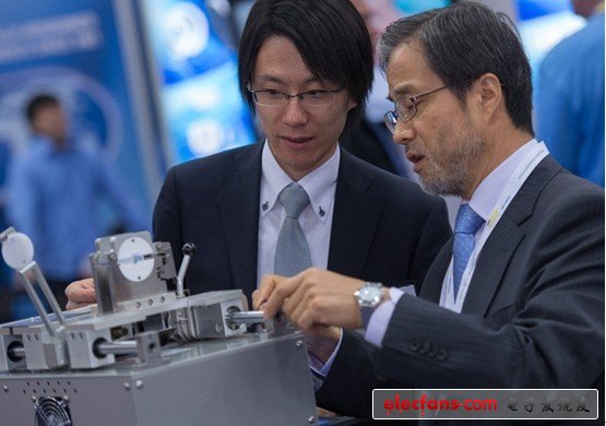 兩個與會者彎腰以便仔細觀察參展設(shè)備。在1307個展位中，有268個展位有現(xiàn)場演示