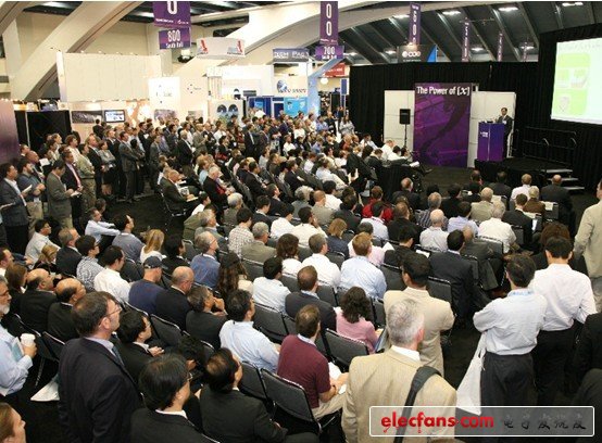 與會者擠進TechXPot South，這個場館是一個技術(shù)溝通展館，這里的很多參加者僅僅有站立的空間