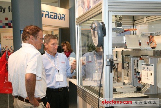 這看起來漂亮不，與會者停下來細看加工設備