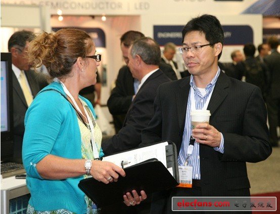 一個(gè)與會(huì)者伸出手去感受一下參展的設(shè)備