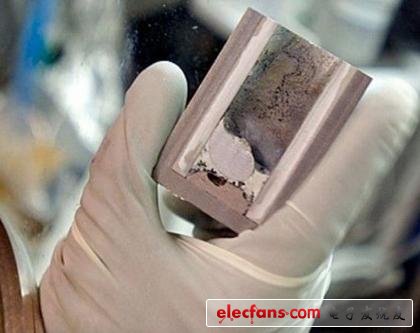 　　1、MIT研發(fā)電源轉(zhuǎn)換效率達(dá)230%的LED技術(shù)  　　據(jù)美國(guó)媒體近日?qǐng)?bào)導(dǎo)，美國(guó)麻省理工學(xué)院（MIT）的研究人員通過(guò)一種插座轉(zhuǎn)換設(shè)備使發(fā)光二極管（LED）能夠比其消耗的電功率釋放出更多光功率，電源轉(zhuǎn)換效率可達(dá)到100%以上。  　　LED發(fā)光原理是將電能轉(zhuǎn)換為光。目前，設(shè)計(jì)出既明亮又高效的LED燈的最大障礙之一，是增加LED燈的輸出功率反而導(dǎo)致其效率下降。而麻省理工學(xué)院的研究人員解釋說(shuō)，他們的研究成果大大降低了外施的電壓。根據(jù)計(jì)算，當(dāng)電壓減少到一半，輸入功率降低了4倍，而發(fā)出的光功率與電壓保持一致，也達(dá)到一半。換言之，當(dāng)輸出功率下降時(shí)LED發(fā)光率卻在增加。  　　  　　在實(shí)驗(yàn)中，研究人員減少了LED的輸入功率，僅30皮瓦，而測(cè)量到輸出達(dá)69皮瓦的光量，效率高達(dá)230%。將相同的物理機(jī)制作用于任何LED，在外施電壓作用下，電子和空穴有一定的概率產(chǎn)生光子。研究人員并沒(méi)有像其他的研究一樣試圖增加這種概率，而是利用發(fā)生于設(shè)備里原子晶格的振動(dòng)所散發(fā)的少量余熱產(chǎn)生更多電力。  　　這種利用余熱發(fā)光的過(guò)程可使LED稍微冷卻，其操作類似一個(gè)熱電冷卻器。雖然在室溫條件下，冷卻不足以提供實(shí)用性的溫度，但它有可能被用于設(shè)計(jì)不產(chǎn)生熱量的燈。當(dāng)作為熱泵時(shí)，該設(shè)備可有助于固態(tài)冷卻應(yīng)用程式，甚至是發(fā)電機(jī)設(shè)備。  　　理論上，這個(gè)低壓策略能夠在低電壓下產(chǎn)生任意高效的光子，研究人員希望該技術(shù)能提供一種新的測(cè)試節(jié)能極限電磁波通訊的方法。雖然在科學(xué)上這個(gè)方法很有趣，但其還不會(huì)立即促使超效率的LED商業(yè)化，因?yàn)槭痉俄?xiàng)目?jī)H能用很低的輸入功率產(chǎn)生少量的光。  　　2、機(jī)器人繪制大腦圖譜成功，類人腦計(jì)算機(jī)有望實(shí)現(xiàn)  　　機(jī)器人的存在使得人類基因組圖譜有望在12年內(nèi)完成繪制，但在機(jī)器人的協(xié)助下，由微軟聯(lián)合創(chuàng)始人Paul Allen贊助、上月底完成的大腦圖譜項(xiàng)目只花了四年時(shí)間。麻省理工學(xué)院和喬治亞理工學(xué)院的研究人員現(xiàn)在希望利用機(jī)器人繪制大腦組成表和線路圖，幫助 IBM這樣的公司研發(fā)未來(lái)的感知計(jì)算機(jī)。  　　佐治亞理工學(xué)院工程教授Craig Forest表示：“通過(guò)機(jī)器人實(shí)現(xiàn)腦內(nèi)活動(dòng)自動(dòng)測(cè)量以后，我們現(xiàn)在開(kāi)始真正理解人腦的運(yùn)作原理。想象一下，能夠模擬腦內(nèi)的任何細(xì)胞、記錄它的反應(yīng)以決定每種神經(jīng)元的具體電子功能。再想象一下自動(dòng)測(cè)量神經(jīng)元之間的交流，比如學(xué)習(xí)過(guò)程中丘腦和大腦皮層之間的交流，或者手從熱爐灶縮回時(shí)海馬體和皮層之間的交流?！? 　　過(guò)去三十年間，大腦科學(xué)的進(jìn)展一直受需要手動(dòng)方法鎖定、記錄神經(jīng)元活動(dòng)的限制。但新的機(jī)器人與智能計(jì)算機(jī)算法能夠?qū)崿F(xiàn)自動(dòng)化，根據(jù)電子屬性為神經(jīng)元分類。研究人員有望完成大腦必備器官及其內(nèi)聯(lián)方法的類目，并據(jù)此打造未來(lái)的類人腦計(jì)算機(jī)。  　　發(fā)展順利的佐治亞理工學(xué)院在讀博士Suhasa Kodandaramaiah在Forest的實(shí)驗(yàn)室工作，與麻省理工教授Ed Boyden合作用機(jī)器臂在活體大腦里引導(dǎo)微管。該探測(cè)器以兩微米的步距接近、觸碰神經(jīng)元，測(cè)量電阻抗。  　　和幾乎每次都會(huì)在接觸中致使神經(jīng)元破裂的手動(dòng)方法不同，機(jī)器人可以在傷害神經(jīng)元之前立刻停止。緊接著開(kāi)始吸氣，然后將細(xì)小的電子探針插入、在動(dòng)物依然存活時(shí)記錄下它的正常電子活動(dòng)。記錄完成后，一組細(xì)胞基因構(gòu)成樣本可以被取出以分析哪種基因當(dāng)前正被激活。研究人員將在大腦各區(qū)域重復(fù)此流程，以期獲得大腦神經(jīng)器官列表，包括它們的電子屬性。接下來(lái)研究人員計(jì)劃采用多尖端探針讓機(jī)器人同時(shí)在多點(diǎn)測(cè)量電子活動(dòng)，從而獲得大腦不同區(qū)域交互的接線圖。  　　  　　MIT和佐治亞理工學(xué)院發(fā)明了一種機(jī)械探針（中間）。它被用來(lái)創(chuàng)建大腦器官列表和接線圖，以供芯片生產(chǎn)商模擬  　　Forest表示：“目前我們只在實(shí)驗(yàn)室動(dòng)物身上進(jìn)行過(guò)實(shí)驗(yàn)，但我們最終希望能將此技術(shù)用于人腦手術(shù)，以替代通過(guò)試錯(cuò)判斷哪些神經(jīng)元受損、需要移除。”  　　研究人員希望能夠判斷多種大腦病變的電子跡象，比如帕金森綜合癥、自閉癥和癲癇。這不只是用來(lái)移除病變的神經(jīng)元，還要幫助發(fā)現(xiàn)能夠讓神經(jīng)元重歸正常的藥物。  　　研究人員還期望微芯片生產(chǎn)商能夠使用他們的大腦器官表和接線圖輔助類大腦的感知計(jì)算機(jī)項(xiàng)目，例如美國(guó)防務(wù)高級(jí)研究項(xiàng)目局（DARPA）的SyNAPSE（神經(jīng)形態(tài)自適應(yīng)塑料規(guī)?？煽仉娮酉到y(tǒng)）。  　　這兩所實(shí)驗(yàn)室希望新型機(jī)械探針?lè)椒軌蛴糜贏utoPatcher.org提供的自制設(shè)備，或者直接從Kodandaramaiah、Forest和Boyden成立的新公司Neuromatic Devices購(gòu)買(mǎi)完整機(jī)器人解決方案。  　　項(xiàng)目研究資金來(lái)自美國(guó)國(guó)家衛(wèi)生研究所（NIH）、國(guó)家科學(xué)基金會(huì)（NSF）以及麻省理工媒體實(shí)驗(yàn)室。項(xiàng)目的其他貢獻(xiàn)者還包括麻省理工在讀博士Giovanni Talei Franzesi以及麻省理工博士后Brian Chow。  　　3、MIT成功制造液態(tài)金屬電池，可產(chǎn)生可再生能源  　　據(jù)國(guó)外媒體報(bào)導(dǎo)，美國(guó)麻州理工大學(xué)（MIT）教授DonaldSadoway及其學(xué)生團(tuán)隊(duì)，已經(jīng)成功地制造了液態(tài)金屬電池。在將來(lái)某一天，液態(tài)金屬電池將可以產(chǎn)生像太陽(yáng)能這樣的可再生能源，并建造更可靠的電網(wǎng)。液態(tài)金屬電池的構(gòu)造其實(shí)很簡(jiǎn)單，兩邊為液態(tài)金屬電極，中間夾著熔鹽。  　　事實(shí)上，這一液態(tài)金屬電池是“借助現(xiàn)有材料，創(chuàng)建更廉價(jià)產(chǎn)品”項(xiàng)目的產(chǎn)物。DonaldSadoway帶領(lǐng)自己的學(xué)生團(tuán)隊(duì)參與了這一項(xiàng)目，并決定研發(fā)一塊巨大的廉價(jià)電池。  　　“擁有一塊巨大的電池，我們就可以解決間歇性問(wèn)題，以現(xiàn)煤、氣體和核所使用的方式，保護(hù)電網(wǎng)不受風(fēng)、太陽(yáng)的影響?！盌onaldSadoway在今年年初時(shí)曾解釋道。液態(tài)金屬電池的第一個(gè)原型還沒(méi)有鏡頭玻璃大，而最近的產(chǎn)品足有6英寸寬，電量存儲(chǔ)容量上升了200倍。更大的電池，其工作效率最終可能會(huì)使太陽(yáng)能電池板和風(fēng)力渦輪機(jī)上的能量存儲(chǔ)變得更容易。  　　  　　據(jù)悉，Sadoway和他的學(xué)生DavidBradwell近日已經(jīng)成立了液態(tài)金屬電池公司（LiquidMetalBatteryCorp），也許不久后，我們就能在市場(chǎng)上看到了。  　　4、石墨烯再曝“神奇材料”特質(zhì)：可自我修復(fù)  　　石墨烯是曾給研究者帶來(lái)諾貝爾獎(jiǎng)的熱門(mén)材料，它有著多種奇特性質(zhì)。英國(guó)一項(xiàng)最新研究又發(fā)現(xiàn)，這種“神奇材料”還具有自我修復(fù)的能力。  　　  　　石墨烯是只有一層碳原子的世界上最薄的材料，英國(guó)曼徹斯特大學(xué)科學(xué)家諾沃肖洛夫和同事因?yàn)樵谑澜缟献钤缰瞥墒┒鴺s獲2010年諾貝爾物理學(xué)獎(jiǎng)，有他參與的一個(gè)研究小組在新一期英國(guó)《納米通訊》雜志上報(bào)告了本次最新發(fā)現(xiàn)。  　　為進(jìn)一步探索石墨烯在電學(xué)方面的特性，諾沃肖洛夫等人嘗試讓石墨烯薄層與金屬不斷接觸，這個(gè)過(guò)程在石墨烯薄層上造成了許多孔洞。研究人員用電子顯微鏡觀察這些孔洞發(fā)現(xiàn)，孔洞中可能會(huì)嵌入金屬原子，但如果孔洞周?chē)€存在額外的碳原子，這些碳原子會(huì)將金屬原子“趕”出來(lái)，自己嵌入孔洞之中，并與石墨烯薄層中原有的碳原子相連接，使整個(gè)石墨烯薄層修復(fù)如初。  　　研究人員認(rèn)為，這一現(xiàn)象說(shuō)明石墨烯具有良好的自我修復(fù)能力，這將可以提高石墨烯的應(yīng)用價(jià)值，進(jìn)一步拓寬這種“神奇材料”展示身手的舞臺(tái)。  　　5、“時(shí)間隱形斗篷”研發(fā)成功，40皮秒僅是開(kāi)始  　　據(jù)英國(guó)每日郵報(bào)報(bào)道，在諸多科幻電影中曾出現(xiàn)時(shí)空穿越的故事，但現(xiàn)實(shí)生活中人們是無(wú)法穿越時(shí)間，讓時(shí)間消失。然而，美國(guó)科學(xué)家使用一種非常先進(jìn)的高科技技術(shù)，能夠精確地做到這一點(diǎn)。  　　科學(xué)家現(xiàn)已研制出一種“暫時(shí)隱形”裝置可以從視野中隱藏物體的活動(dòng)過(guò)程，演示中通過(guò)加速和減速光束的不同部分，可隱藏物體的活動(dòng)過(guò)程40皮秒。光束的不同部分之后反饋在一起，因此任何觀測(cè)者不能探測(cè)到“隱藏時(shí)間段”所發(fā)生的事情。被隱藏的信息和活動(dòng)過(guò)程不能被讀取或者重建。  　　  　　科學(xué)家現(xiàn)研制一種“時(shí)間隱形斗篷”，能夠從視覺(jué)上隱藏事件活動(dòng)過(guò)程。現(xiàn)已示范通過(guò)加速和緩慢光束不同部分能夠隱藏40皮秒的時(shí)間  　　迄今為止，這項(xiàng)技術(shù)僅能隱藏40皮秒的短暫時(shí)間。或許未來(lái)警察將無(wú)事可做，做惡的犯罪分子會(huì)巧妙地利用這項(xiàng)技術(shù)，將他們做案的過(guò)程從時(shí)間上隱藏消失。同時(shí)，這項(xiàng)技術(shù)還可應(yīng)用于超級(jí)保密通信?？茖W(xué)家認(rèn)為這項(xiàng)技術(shù)甚至能與近期改進(jìn)的“光學(xué)隱形斗篷”結(jié)合在一起，從空間和時(shí)間上隱藏事物的活動(dòng)過(guò)程。  　　美國(guó)紐約羅徹斯特大學(xué)的羅伯特-博伊德和施志敏（音譯）指出，這就好像一個(gè)裝置能夠悄無(wú)聲息地使一個(gè)物體處于隱形狀態(tài)，研究人員目前證實(shí)這個(gè)系統(tǒng)能夠在時(shí)間上將一個(gè)事件隱藏起來(lái)。由于空間和時(shí)間隱形斗篷能在不同物理尺度下（空間和時(shí)間）分別生效，沒(méi)有根本的原因使這兩項(xiàng)技術(shù)無(wú)法結(jié)合在一起，未來(lái)有望出現(xiàn)一個(gè)完全的空間-時(shí)間斗篷。  　　  　　如圖，這是美國(guó)康乃爾大學(xué)提供的一張插圖，科學(xué)家現(xiàn)已證實(shí)一種新型隱形技術(shù)，能夠遮掩短暫時(shí)間內(nèi)發(fā)生的事件整體經(jīng)過(guò)  　　盡管如此，博伊德等研究人員現(xiàn)已證實(shí)首個(gè)單向暫時(shí)隱形裝置可投入多項(xiàng)應(yīng)用，例如：增強(qiáng)光導(dǎo)纖維系統(tǒng)的安全通訊。未來(lái)可增大物體的隱形時(shí)間，從微秒等級(jí)提高至毫秒等級(jí)，并建造一種裝置能夠在不同方向入射光線下實(shí)現(xiàn)同步操作。  　　科學(xué)家通過(guò)加速和減慢光束的不同部分，能夠隱藏40皮秒的時(shí)間。從理論上進(jìn)，在該時(shí)間空隙發(fā)生的任何事情都將隱形和無(wú)法探測(cè)，因此它并不存在于我們的時(shí)間感知能力。這項(xiàng)裝置可以用于超級(jí)保密通信，或者在科幻情節(jié)中，甚至能夠與光學(xué)隱形裝置結(jié)合起來(lái)，在空間和時(shí)間內(nèi)實(shí)現(xiàn)隱形。  　　這種隱形效應(yīng)可通過(guò)使用分裂時(shí)間透鏡，將光線分為較慢和較快“部分”，從而建立一個(gè)較小的時(shí)間間隙。不同于其他隱形裝置的折射物體周?chē)饩€原理，這種時(shí)間隱形裝置是使用特殊透鏡壓縮穿過(guò)光纜的光線，從而使光線分成加速部分和減緩部分。這一過(guò)程使光線分離，而另一個(gè)透鏡則將分離的光線部分再次結(jié)合在一起，最終結(jié)果是光纜末端的光線未被改變，意味著兩個(gè)透鏡之間的空間并未發(fā)生任何事情。美國(guó)康乃爾大學(xué)莫蒂-弗雷德曼教授和同事稱，從觀測(cè)者角度，探測(cè)光束中隱藏著一個(gè)“時(shí)間洞”。他們指出，這項(xiàng)基于加速探測(cè)光束前端部分和減緩探測(cè)光束后端部分的實(shí)驗(yàn)，將建立一個(gè)在事件活動(dòng)過(guò)程中充分受控的時(shí)間間隙，這個(gè)探測(cè)光束在實(shí)驗(yàn)中并未出現(xiàn)任何形式的改變。  　　之后這個(gè)探測(cè)光束通過(guò)逆向彌散控制存儲(chǔ)在它的原始形態(tài)中，總的來(lái)講，我們完成了第一個(gè)暫時(shí)隱形時(shí)間斗篷實(shí)驗(yàn)，在時(shí)間域中成功地隱藏了一個(gè)探測(cè)光束的活動(dòng)過(guò)程。我們的實(shí)驗(yàn)結(jié)果表明現(xiàn)將向獲得一種復(fù)雜時(shí)間和空間隱形斗篷邁出重要的一步，科學(xué)家現(xiàn)已發(fā)現(xiàn)通過(guò)扭曲電磁場(chǎng)和操控一定空間體積周?chē)饩€，來(lái)實(shí)現(xiàn)制造隱形斗篷的途徑，最終在空間內(nèi)的任何事物都將消失。  　　研究人員使用叫做光電調(diào)幅器的兩個(gè)透鏡建造這個(gè)時(shí)間隱形裝置，他們發(fā)送一束光線穿過(guò)透鏡，第一個(gè)透鏡壓縮光線，第二個(gè)透鏡解壓光線，從而在時(shí)間域上產(chǎn)生一個(gè)短暫的間隙或者洞，從時(shí)間上這個(gè)短暫間隙并未記錄任何事件。對(duì)于人類肉眼，來(lái)自第二個(gè)時(shí)間透鏡的光線處于不間斷狀態(tài)，就好像未被扭曲變形。  　　從本質(zhì)上，當(dāng)光線穿過(guò)兩個(gè)透鏡時(shí)，透鏡之間將存在著一個(gè)空間-時(shí)間空隙，能夠遮掩這一短暫時(shí)間內(nèi)發(fā)生的事件。如果編碼信息能夠隱藏在這個(gè)時(shí)間間隙，則很難被解碼，從而形成非常安全的保密通信信號(hào)。  　　另一方面，如果像這樣的隱藏時(shí)間間隙能夠脈沖式開(kāi)啟和關(guān)閉，則可以用于攔截未被記錄的信號(hào)數(shù)據(jù)。研究人員在《自然》雜志撰文指出，未來(lái)此項(xiàng)技術(shù)有望突破隱形40皮秒的時(shí)間，或許未來(lái)這種時(shí)間隱形斗篷能夠隱藏任何事物的活動(dòng)過(guò)程。  　　6、英國(guó)新型鋰電池儲(chǔ)能效率達(dá)95%，大幅降低光伏系統(tǒng)成本  　　英國(guó)南安普敦大學(xué)（University of Southampton）和REAPsystems合作研究發(fā)現(xiàn)了一種新型鋰電池，作為光伏系統(tǒng)的儲(chǔ)能裝置，儲(chǔ)能效率可提高至95%，可大幅度降低太陽(yáng)能發(fā)電成本。  　　目前的大部分光伏系統(tǒng)還采用鉛酸電池作為儲(chǔ)能裝置，但相比而言，磷酸鋰鐵電池替換能充分發(fā)揮其優(yōu)勢(shì)，包括提高儲(chǔ)能效率，延長(zhǎng)使用壽命，降低單位成本等等。該 類型鋰電池用作儲(chǔ)能裝置，可把能源效率提高至95%，遠(yuǎn)超過(guò)傳統(tǒng)鉛酸電池的80%，并且擁有1600次充放電使用壽命。  　　該項(xiàng)目由REAPsystems贊助，由MSc可持續(xù)能源技術(shù)院的學(xué)生岳武（Yue Wu）和他的主管Carlos Ponce de Leon博士，Tom Markvart教授，John Low博士領(lǐng)導(dǎo)。該項(xiàng)目特地研究使用鋰電池作為光伏系統(tǒng)的儲(chǔ)能裝置。  　　學(xué)生岳武說(shuō)，“鉛酸電池是傳統(tǒng)用于大多數(shù)光伏系統(tǒng)的儲(chǔ)能裝置。然而，作為儲(chǔ)能裝置，鋰電池，特別是我們使用的LiFePO4電池，擁有更有利的特點(diǎn)?！? 　　  　　這些數(shù)據(jù)的收集，需要連接磷酸鋰鐵電池（lithium iron phosphate battery）和光伏系統(tǒng)，光伏系統(tǒng)安裝在大學(xué)的建筑物上，使用由REAPsystems提供的特別設(shè)計(jì)的電池管理系統(tǒng)。  　　岳補(bǔ)充說(shuō)，“研究表明，這種鋰電池有95％的能源效率，而目前常用的鉛酸電池，只有80％左右。而鋰電池的重量較輕，且有比鉛酸電池更長(zhǎng)的使用壽命。充放電次數(shù)能達(dá)到1600個(gè)周期，這意味著他們不需要經(jīng)常更換?！? 　　雖然在投入商業(yè)光伏發(fā)電系統(tǒng)之前，電池還需要進(jìn)一步的測(cè)試。但研究已經(jīng)表明，LiFePO4電池有望提高太陽(yáng)能發(fā)電系統(tǒng)的效率，并有助于降低其安裝和保養(yǎng)費(fèi)用。Carlos Ponce de Leon博士和John Low 博士正計(jì)劃和一群新的學(xué)生做進(jìn)一步項(xiàng)目研究。  　　REAPsystems 的創(chuàng)始人和南安普敦大學(xué)的前研究員Dennis Doerffel博士說(shuō)：“對(duì)于各種能源（可再生或不可再生），儲(chǔ)能裝置，如電池，在能源利用方面起著重要作用，與傳統(tǒng)的鉛酸電池相比，LiFePO4電 池具有更高的效率，更長(zhǎng)的使用壽命，重量更輕，成本更小。我們有望能看到這種電池被廣泛用于光伏系統(tǒng)用，以及其他可再生能源系統(tǒng)?！? 　　7、微軟人機(jī)交互模式顛覆出世，Kinect將具備讀唇“神功”（圖）  　　導(dǎo)語(yǔ)：科技網(wǎng)站TechCrunch 2月6日發(fā)表評(píng)論文章指出，微軟正在開(kāi)發(fā)顛覆性的人機(jī)交互模式，希望通過(guò)自然用戶交互模式來(lái)幫助電子產(chǎn)品識(shí)別人類用戶的各種動(dòng)作表情，徹底改變傳統(tǒng)的電腦輸入輸出模式。  　　  　　微軟正努力將Kinect融入PC  　　以下為文章全文：  　　在西雅圖的某個(gè)地方，微軟研究實(shí)驗(yàn)室部門(mén)正投入一項(xiàng)創(chuàng)新研發(fā)中，希望徹底重塑人機(jī)互動(dòng)方式。雖然該研究還未公開(kāi)，研究?jī)H停留在原型形式階段，但該項(xiàng)工作毫無(wú)疑問(wèn)正在大力推進(jìn)過(guò)程中。  　　上周有消息顯示微軟正致力于將Kinect植入筆記本電腦上，之后還有可能引入到平板和手機(jī)中。此舉不僅僅是讓產(chǎn)品可以提高游戲體驗(yàn)，還使電子產(chǎn)品具有下一代的識(shí)別特性。 iPhone 開(kāi)創(chuàng)了觸摸式智能機(jī)的新時(shí)代，而微軟正致力于開(kāi)辟下一個(gè)新時(shí)代，那就是產(chǎn)品能夠全方位感知用戶的時(shí)代。  　　作為人類的一個(gè)個(gè)體，你如何體驗(yàn)周?chē)氖澜缒?？通常是通過(guò)觀察和聽(tīng)覺(jué)，還可以通過(guò)觸覺(jué)、味覺(jué)、嗅覺(jué)感知環(huán)境。但目前的產(chǎn)品卻被嚴(yán)重限制在極其有限的觸覺(jué)識(shí)別性能中，它們?yōu)槭裁床荒芫哂腥祟愐粯拥淖R(shí)別性能呢？  　　這方面實(shí)際上有一個(gè)不錯(cuò)的理由，那就是電腦不需要像人類，因?yàn)殡娔X不是人類。多年來(lái)人們都是這樣認(rèn)為的。數(shù)十年來(lái)，電腦的主要作用即是安靜地?cái)[放在那里，從事人類無(wú)法完成的計(jì)算工作，與一部電腦展開(kāi)的互動(dòng)完全僅限于輸入和輸出。  　　但是手機(jī)、觸摸屏和筆記本電腦的出現(xiàn)使人類開(kāi)始改變對(duì)電腦的看法，電腦變得更人性化、交互式更強(qiáng)、更強(qiáng)調(diào)雙向交流?？萍嫉拇嬖谑闺娮赢a(chǎn)品變得更像人類。  　　交互顛覆  　　這與微軟的想法不謀而合。盡管在科技發(fā)燒友心目中，微軟只是一家平庸的大型科技公司，憑借1990年代末、21世紀(jì)初的PC大發(fā)展一躍而起，但是微軟的研發(fā)部門(mén)卻是世界一流的，一直致力于創(chuàng)新思想的構(gòu)建及創(chuàng)新產(chǎn)品的研發(fā)。但要將創(chuàng)新思想轉(zhuǎn)變成適應(yīng)微軟生態(tài)系統(tǒng)的產(chǎn)品并非易事，即使這不難，微軟也不具備這樣的天賦。  　　而致力于自然用戶交互（NUI）方面的研發(fā)前景更廣闊。人們通過(guò)游戲接受這種概念：Wii開(kāi)創(chuàng)了這種模式，而 Kinect 將這種模式引入了家庭。雖然這種模式在應(yīng)用中反應(yīng)不太靈敏，音控表現(xiàn)欠佳，人們只是對(duì)能與內(nèi)容和產(chǎn)品進(jìn)行互動(dòng)的新方式感到好奇。多年來(lái)，人們總是對(duì)互動(dòng)興趣不減，在互動(dòng)實(shí)現(xiàn)方面做出了各種嘗試，通常以科幻電影和電視的方式。  　　因此，人們需要互動(dòng)，而微軟想要實(shí)現(xiàn)創(chuàng)新的互動(dòng)，微軟也掌握著技術(shù)。收購(gòu)Kinect知識(shí)產(chǎn)權(quán)是極其聰明的舉動(dòng)，可能比微軟想到的更聰明。Wii先是創(chuàng)造了這個(gè)新的市場(chǎng)，隨后這種模式迅速發(fā)展成為一種與電腦交互的全新形式，一種使微軟在將來(lái)顯得與眾不同的新方式。  　　讀唇“神功”  　　據(jù)報(bào)道，新型Kinect及深度紅外傳感器能讀唇語(yǔ)。乍一聽(tīng)起來(lái)這種想法有些愚蠢，但為什么想到開(kāi)發(fā)這種模式呢？也許是因?yàn)樽岆娮赢a(chǎn)品在整個(gè)房間或在嘈雜的環(huán)境中都能更好地識(shí)讀用戶指令，這樣用戶不必關(guān)掉音樂(lè)也可在電視或平板電腦上搜索信息和瀏覽網(wǎng)頁(yè)。  　　這足以看出，它只是產(chǎn)品所具有的整體感官系統(tǒng)的一部分。這些新型設(shè)備將具備面部及語(yǔ)音識(shí)別功能，因此設(shè)備只接受用戶本人口述的密碼輸入，而不會(huì)接受其他人的密碼口述。他們能在擁擠的人群中或嘈雜的環(huán)境中識(shí)別出用戶，并能感知用戶何時(shí)下達(dá)指令，因?yàn)樗麄兡茏R(shí)別用戶的眼神交流或唇語(yǔ)。這聽(tīng)起來(lái)似乎荒謬至極，但卻是一種完全自然的方式。  　　這種模式的另一個(gè)特性是3D桌面，支持用戶用手抓取文件并隨意放置。這個(gè)功能以前曾試驗(yàn)過(guò)。當(dāng)然，Windows 8正在研發(fā)二維顯示性能，因此3D更可能是一項(xiàng)研究項(xiàng)目，但仍具有趣味性。試想你可能做的基本姿勢(shì)。其中描述的一個(gè)姿勢(shì)是拉開(kāi)抽屜。在富有活力的文件和文件夾桌面中，下列哪種模式更加自然呢：是手掌向上展示任務(wù)列表，還是手指沿逆時(shí)針?lè)较蚴侨∠僮?，而順時(shí)針則是下達(dá)重做指令？  　　用戶體驗(yàn)反映了用戶需求及設(shè)備能力。數(shù)年來(lái)，人們滿足于用手指觸摸玻璃屏幕發(fā)送電子信號(hào)的性能，主要是因?yàn)殡娙菔狡聊恍阅芎们冶阋?，沒(méi)有人希望在手機(jī)里插入鼠標(biāo)進(jìn)行操作。但是，與新移動(dòng)產(chǎn)品及信息交互的方式很多。很快，玻璃觸摸屏將與命令行界面一樣離我們?cè)絹?lái)越遠(yuǎn)。  　　然而，一些人無(wú)疑會(huì)想，目前一些命令行界面仍在使用。當(dāng)然，鼠標(biāo)與鍵盤(pán)便于提高生產(chǎn)率，筆和紙更利于于勾畫(huà)想法，耳機(jī)便于在公共場(chǎng)所聽(tīng)音樂(lè)。雖然此類應(yīng)用不計(jì)其數(shù)，但需要認(rèn)識(shí)到的是，一種模式可能需要讓路給新模式，或干脆就是這種模式已不再適用。  　　微軟正在此方向努力研發(fā)，而蘋(píng)果很可能并沒(méi)有袖手旁觀，只不過(guò)是沒(méi)有公開(kāi)相關(guān)信息而已。這次，蘋(píng)果在這方面似乎錯(cuò)失了先機(jī)。微軟在NUI領(lǐng)域搶先起步，至少兩年來(lái)已經(jīng)收購(gòu)并研發(fā)了深度的個(gè)人傳感器產(chǎn)品。雖然蘋(píng)果在這方面完全有能力加大投入，但無(wú)疑微軟已經(jīng)發(fā)覺(jué)了這個(gè)先機(jī)，并將盡力維持這種先發(fā)優(yōu)勢(shì)。  　　8、RIM燃料電池專利可望突破移動(dòng)設(shè)備續(xù)航能力瓶頸  　　雖然RIM最近少有新的產(chǎn)品推出，但是遠(yuǎn)在滑鐵盧的RIM工程師們并沒(méi)有停下手中的工作。最近在美國(guó)專利局又通過(guò)了一項(xiàng)RIM申請(qǐng)的專利，內(nèi)容就是燃料電池。該技術(shù)試圖將燃料電池引入移動(dòng)設(shè)備，來(lái)幫助設(shè)備在續(xù)航方面有所改善和突破。  　　  　　電池放置的位置位于鍵盤(pán)與主板之間。專利說(shuō)明原文如下：  　　A mobile device having： a keyboard; a printed circuit board having at least one contact responsive to the keyboard; and a fuel cell assembly having： a fuel cell located between the keyboard and the printed circuit board， the fuel cell having a membrane and at least one aperture corresponding with the at least one contact; a tank adapted to store a fuel for the fuel cell; and piping connecting the tank with the fuel cell， where the fuel cell ventilates through the keyboard. Alternatively， the fuel cell acts as the printed circuit board and at least one contact for the keyboard is printed onto the fuel cell.  　　據(jù)了解，燃料電池和鋰離子（聚合物）電池的區(qū)別是，前者將化學(xué)能轉(zhuǎn)為電能，需要補(bǔ)充反應(yīng)物。  　　燃料電池（FuelCell）是一種將存在于燃料與氧化劑中的化學(xué)能直接轉(zhuǎn)化為電能的發(fā)電裝置。燃料和空氣分別送進(jìn)燃料電池，電就被奇妙地生產(chǎn)出來(lái)。它從外表上看有正負(fù)極和電解質(zhì)等，像一個(gè)蓄電池，但實(shí)質(zhì)上它不能“儲(chǔ)電”而是一個(gè)“發(fā)電廠”。簡(jiǎn)單地說(shuō)就是利用化學(xué)反應(yīng)電荷轉(zhuǎn)移發(fā)電。這樣應(yīng)該就能解決容量問(wèn)題，但問(wèn)題是反應(yīng)物的填充，就像需要加油站作支持一樣，好處就是，用完補(bǔ)充就可以了。不用等待充電。  　　9、22納米Ivy Bridge處理器芯片拆解分析  　　研究機(jī)構(gòu)UBM TechInsights已著手進(jìn)行英特爾最新一代處理器Ivy Bridge的拆解分析；該款芯片是英特爾首款采用22納米工藝以及3D晶體管技術(shù)的產(chǎn)品，尚未正式上市。有一些媒體猜測(cè)，英特爾可能最快會(huì)在4月29日發(fā)表該款產(chǎn)品，也有傳言指出，該芯片的上市時(shí)程可能會(huì)延遲至7月。  　　一位英特爾發(fā)言人表示，Ivy Bridge處理器“很快”就會(huì)正式發(fā)表，他補(bǔ)充：“我們從去年底開(kāi)始就已經(jīng)進(jìn)行該芯片的生產(chǎn)?！彼囊馑紤?yīng)該是指該芯片樣本，而UBM TechInsights已經(jīng)取得了一顆在馬來(lái)西亞封裝，標(biāo)記為3.3GHz Core i5-3550的Ivy Bridge處理器芯片，其裸晶面積尺寸為170mm2，小于目前Sandy Bridge i7 2600K處理器的208mm2。  　　在初步測(cè)試中，UBM TechInsights發(fā)現(xiàn)該處理器芯片內(nèi)含柵極間距（gate pitch）為90納米的嵌入式SRAM陣列，還發(fā)現(xiàn)柵極長(zhǎng)度為22納米的邏輯區(qū)塊。半導(dǎo)體產(chǎn)業(yè)界大多認(rèn)為，下一個(gè)重要工藝節(jié)點(diǎn)是28納米；包括 Altera與Xilinx都已經(jīng)推出28納米工藝FPGA，AMD與高通（Qualcomm）也正在委托GlobalFoundries 、臺(tái)積電等晶圓代工廠生產(chǎn)28納米芯片。  　　英特爾的獨(dú)特22納米工藝技術(shù)是采用了又稱為FinFET的3D晶體管，該種技術(shù)號(hào)稱可降低漏電──這也是目前尖端工藝芯片最大的問(wèn)題。其他芯片廠商也表示，他們將在次20納米工藝采用類似的技術(shù)。  　　UBM TechInsights將于5月分兩階段公布對(duì)Ivy Bridge芯片的拆解報(bào)告，第一階段將包含詳細(xì)的邏輯架構(gòu)分析，包括該芯片的制程技術(shù)、嵌入式存儲(chǔ)器、邏輯柵與I/O晶體管，并有高分辨率的芯片內(nèi)部圖像；第二階段的報(bào)告則將分析該款處理器的晶體管特性，包括其N(xiāo)MOS、PMOS晶體管的DC電氣特性分析、柵極數(shù)據(jù)與溝道泄漏電流。  　　此外該報(bào)告還將顯示在三個(gè)溫度階層的處理器性能測(cè)試結(jié)果；分析師將采用掃描與隧穿電子顯微鏡、擴(kuò)展電阻測(cè)試（Spreading Resistance Profiling）以及X光等技術(shù)。以下先披露報(bào)告中的幾張精彩圖片：  　　  　　圖為Ivy Bridge的隧穿電子顯微鏡斷面圖，可看到內(nèi)部的3D晶體管  　　  　　  　　較上方的圖片是Ivy Bridge的裸晶，下方則是Sandy Bridge i7 2600K  　　10、實(shí)驗(yàn)證明中微子超光速？愛(ài)因斯坦時(shí)代將會(huì)結(jié)束（圖）  　　李淼是中國(guó)科學(xué)院理論物理研究所的研究員， 曾任中國(guó)臺(tái)灣大學(xué)和中國(guó)科學(xué)技術(shù)大學(xué)客座教授。他主要研究量子場(chǎng)論、超弦理論以及宇宙學(xué)， 最近致力于研究超弦中的黑洞物理、超弦宇宙學(xué)以及暗能量。  　　如果OPERA 實(shí)驗(yàn)的結(jié)果得到其他實(shí)驗(yàn)的驗(yàn)證，相對(duì)論，這個(gè)已經(jīng)被檢驗(yàn)了無(wú)數(shù)次的物理學(xué)基礎(chǔ)之一將被動(dòng)搖，后果和影響將是巨大的。  　　撰文李淼  　　2011 年9月22 日下午，意大利格蘭· 薩索國(guó)家實(shí)驗(yàn)室的 OPERA（Oscillation Project with Emulsion-tRacking Apparaturs 的縮寫(xiě)）項(xiàng)目組宣布，他們探測(cè)到的中微子速度超過(guò)了光速，同時(shí)將一篇學(xué)術(shù)論文發(fā)布在著名學(xué)術(shù)論文網(wǎng)站arXiv 上。  　　  　　意大利格蘭薩索國(guó)家實(shí)驗(yàn)室底下的中微子探測(cè)器。  　　在文章中，項(xiàng)目組謹(jǐn)慎地表示，他們反復(fù)檢查了所有可能出現(xiàn)的誤差，但還是解釋不了中微子為何會(huì)比預(yù)計(jì)時(shí)間早到了約60 納秒（中微子是從歐洲核子研究所發(fā)出，目的地是意大利格蘭· 薩索國(guó)家實(shí)驗(yàn)室，兩地相距約730 千米。通常來(lái)說(shuō)，中微子應(yīng)該和光同時(shí)到達(dá)），因此只得將測(cè)量結(jié)果公之于眾，希望整個(gè)物理學(xué)界幫助他們找出可能出現(xiàn)的錯(cuò)誤。  　　一納秒是十億分之一秒，光速約為每秒30 萬(wàn)千米。一納秒內(nèi)，光可以前進(jìn)30 厘米，由于中微子速度和光速差不多，因此中微子在60 納秒內(nèi)比光多跑了18 米，說(shuō)明中微子的速度比光速快了四萬(wàn)分之一倍。這個(gè)相對(duì)增速并不大，但恰好在OPERA 實(shí)驗(yàn)可以探測(cè)到的范圍內(nèi)。如果將數(shù)據(jù)統(tǒng)計(jì)和實(shí)驗(yàn)儀器的不確定性加起來(lái)，OPERA 實(shí)驗(yàn)的誤差在10 納秒左右，所以60 納秒這個(gè)數(shù)字，絕不能簡(jiǎn)單地用誤差來(lái)解釋。  　　如果該結(jié)果得到驗(yàn)證，相對(duì)論，這個(gè)已被檢驗(yàn)了無(wú)數(shù)次的物理學(xué)基礎(chǔ)理論將被動(dòng)搖，后果和影響將是巨大的。所以，物理學(xué)家在采取謹(jǐn)慎態(tài)度對(duì)待這個(gè)實(shí)驗(yàn)結(jié)果的同時(shí)，還懷著強(qiáng)烈的期待——不論這期待是什么。  　　不可思議的實(shí)驗(yàn)  　　我們來(lái)回顧一下OPERA 實(shí)驗(yàn)的過(guò)程。首先，歐洲核子研究所的超級(jí)質(zhì)子同步加速器產(chǎn)生出4 000 億電子伏的質(zhì)子流。這些質(zhì)子經(jīng)過(guò)一段管道后，擊中一塊長(zhǎng)為兩米的石墨，產(chǎn)生κ介子和π介子，這些介子繼續(xù)前行一千米，在此過(guò)程中衰變成μ子和μ子型中微子。接著，所有這些粒子與一個(gè)鐵－石墨靶碰撞，除了中微子外，其他粒子都會(huì)被阻擋。  　　由于中微子能穿過(guò)任何物體，因此它們直接飛往格蘭· 薩索國(guó)家實(shí)驗(yàn)室。同時(shí)，研究人員會(huì)測(cè)量μ子的數(shù)量，所得結(jié)果將和格蘭· 薩索實(shí)驗(yàn)室測(cè)量到的中微子數(shù)相比較。中微子從歐洲核子研究所到格蘭· 薩索實(shí)驗(yàn)室的旅行都是在地殼中進(jìn)行，距離是732 千米。這個(gè)距離是用全球定位系統(tǒng)（GPS ）來(lái)測(cè)量的，兩地時(shí)鐘也是通過(guò)這個(gè)系統(tǒng)來(lái)校準(zhǔn)。OPERA 項(xiàng)目組稱，距離的測(cè)量誤差不會(huì)超過(guò)20 厘米，時(shí)鐘的誤差也不超過(guò)10 納秒。通過(guò)長(zhǎng)達(dá)半年的數(shù)據(jù)分析，項(xiàng)目組終于宣布了驚人的初步結(jié)果。  　　把初步結(jié)果公布在arXiv 上之后，OPERA 項(xiàng)目組又要求歐 洲核子研究所提供新的質(zhì)子流，因?yàn)榇饲暗馁|(zhì)子流太長(zhǎng)，這會(huì)引起不必要的誤差。新的質(zhì)子流不到一米長(zhǎng)，相當(dāng)于光速運(yùn)行 3納秒的距離，遠(yuǎn)短于60 納秒，這就排除了最可能出現(xiàn)的誤差。進(jìn)行了半個(gè)月的重復(fù)實(shí)驗(yàn)后，研究人員探測(cè)到20 個(gè)中微子，結(jié)果中微子的到達(dá)時(shí)間仍提前了62.1 納秒。同時(shí)，不同的研究人員還重新分析了此前的數(shù)據(jù)，得到的結(jié)果是，中微子的到達(dá)時(shí)間平均提前了57.8 納秒，這與重復(fù)實(shí)驗(yàn)的結(jié)果是吻合的。經(jīng)過(guò)近兩個(gè)月的細(xì)心檢查和重復(fù)實(shí)驗(yàn)，OPERA 項(xiàng)目組把9月23 日的那篇文章加長(zhǎng)了10 頁(yè)后，終于正式向?qū)W術(shù)期刊投稿了。  　　質(zhì)疑  　　盡管經(jīng)過(guò)長(zhǎng)時(shí)間的數(shù)據(jù)分析和重復(fù)實(shí)驗(yàn)，OPERA 項(xiàng)目組自認(rèn)已經(jīng)排除了所有可能出現(xiàn)的誤差，但在學(xué)術(shù)界，大多數(shù)科學(xué)家仍對(duì)OPERA 實(shí)驗(yàn)持懷疑態(tài)度。要判斷這個(gè)結(jié)果到底有多大可信度，我們首先要考慮它是否與以前的高能物理實(shí)驗(yàn)相矛盾。  　　在此之前，科學(xué)家就做過(guò)與中微子速度相關(guān)的實(shí)驗(yàn)。比如，美國(guó)費(fèi)米實(shí)驗(yàn)室就曾做過(guò)這類實(shí)驗(yàn)，給能量在300 億到2 000 億電子伏之間的中微子定一個(gè)速度范圍——不論低于還是超過(guò)光速，它們與光速的速度偏差都不應(yīng)該超過(guò)兩萬(wàn)五千分之一（也就是說(shuō)，這是誤差允許的范圍）。這個(gè)范圍與OPERA 實(shí)驗(yàn)并不矛盾，因?yàn)樵谠搶?shí)驗(yàn)中，中微子的速度只超過(guò)光速四萬(wàn)分之一。不過(guò)在2007 年，費(fèi)米實(shí)驗(yàn)室的一個(gè)研究組在實(shí)驗(yàn)中發(fā)現(xiàn)，30 億電子伏的中微子的速度似乎比光速快了兩萬(wàn)分之一倍，明顯超出上述速度范圍，但在當(dāng)時(shí)，這個(gè)結(jié)果沒(méi)有引起物理學(xué)界的重視，主要原因是誤差太大，實(shí)際結(jié)果可能低于光速。  　　看上去直接與OPERA 實(shí)驗(yàn)相矛盾的，是在1987 年針對(duì)一顆超新星的觀測(cè)實(shí)驗(yàn)。這顆超新星被命名為1987A ，當(dāng)時(shí)，科學(xué)家觀測(cè)到這顆距離我們近17 萬(wàn)光年的超新星的同時(shí)，也觀測(cè)到了大約20 個(gè)中微子。比較光子和中微子到達(dá)地球的時(shí)間，研究人員得出的中微子的速度范圍是，與光速的偏差不會(huì)超過(guò)五億分之一，這遠(yuǎn)小于四萬(wàn)分之一，因此與意大利實(shí)驗(yàn)相矛盾。但是，該觀測(cè)實(shí)驗(yàn)卻與OPERA 實(shí)驗(yàn)有幾個(gè)不同之處：第一，超新星輻射出的中微子中，絕大多數(shù)是反電子型中微子；第二，地球上探測(cè)到的中微子的能量只有1 000 萬(wàn)電子伏，遠(yuǎn)遠(yuǎn)小于 OPERA 實(shí)驗(yàn)探測(cè)到的中微子能量——后者的能量范圍是140 億到400 億電子伏；最后，超新星發(fā)出的中微子絕大多數(shù)是在太空中旅行，而OPERA 的中微子則是在地殼中前行。因此，超新星觀測(cè)實(shí)驗(yàn)與OPERA 實(shí)驗(yàn)的結(jié)果是否真的矛盾，還值得商榷。  　　在網(wǎng)上，9月23 日的那篇論文已經(jīng)被引用160 多次，而引用該論文的文章，半數(shù)以上都是研究超光速中微子相關(guān)問(wèn)題的。這些文章中，多數(shù)是用不同的理論來(lái)解釋中微子的超光速現(xiàn)象，少數(shù)是質(zhì)疑這個(gè)實(shí)驗(yàn)結(jié)果的。而在眾多質(zhì)疑的文章中，美國(guó)科學(xué)家安德魯· 科恩（Andrew Cohen ）和1979 年諾貝爾物理學(xué)獎(jiǎng)得主謝爾頓·格拉肖（Sheldon Glashow ）的文章最引人注意（參見(jiàn)本期前沿掃描《超光速中微子》）。他們指出，根據(jù)弱相互作用理論，如果中微子的速度超過(guò)真空光速，中微子會(huì)輻射電子和正電子，損失能量。不論歐洲核子研究所發(fā)出的中微子起始能量有多大，到達(dá)格蘭· 薩索的中微子的能量都不能超過(guò)125 億電子伏，這顯然與OPERA 的測(cè)量結(jié)果相矛盾。當(dāng)然，在科恩和格拉肖的計(jì)算中，他們假設(shè)了中微子的能量與速度存在依賴關(guān)系，很多人認(rèn)為，如果改變能量與速度的依賴關(guān)系，中微子也許就不會(huì)損失能量。但我們的計(jì)算發(fā)現(xiàn)，不論如何改變這種的依賴關(guān)系，中微子都不可避免地會(huì)損失很多能量。  　　為了規(guī)避“科恩－格拉肖問(wèn)題”，有些極端的理論物理學(xué)家提出，超光速中微子如果發(fā)生弱相互作用，能量不再嚴(yán)格守恒，取而代之的是一種新的能量守恒定律。在這種新的守恒定律中，中微子的能量要乘以一個(gè)“破壞因子”，這樣就徹底規(guī)避了“科恩－格拉肖問(wèn)題”。這種觀點(diǎn)看上去很有吸引力。  　　當(dāng)然，更多的物理學(xué)家選擇無(wú)視OPERA 實(shí)驗(yàn)的結(jié)果，例如 1979 年諾貝爾物理學(xué)獎(jiǎng)得主史蒂文·溫伯格（Steven Weinberg）說(shuō)： “這個(gè)實(shí)驗(yàn)令人印象深刻，但更多的粒子并沒(méi)有超光速，而涉及中微子的實(shí)驗(yàn)通常又極端困難。就像有人說(shuō)，在花園深處有一些小仙女，但我們只能在漆黑和有濃霧的夜晚才能看到?！? 　　我也在很多場(chǎng)合談?wù)撨^(guò)中微子超光速現(xiàn)象，但我也一直表示，這個(gè)結(jié)果正確的可能性并不高，即使OPERA 項(xiàng)目組做了重復(fù)實(shí)驗(yàn)后，我也沒(méi)有徹底改變我的態(tài)度。因?yàn)槿绻@個(gè)不可思議的結(jié)果被證實(shí)，將會(huì)給物理學(xué)界帶來(lái)一場(chǎng)“大地震”。  　　修改相對(duì)論？  　　很多人都知道，愛(ài)因斯坦相對(duì)論，特別是狹義相對(duì)論，是建立在光速不變基礎(chǔ)上的。不論我們以什么速度勻速運(yùn)動(dòng)，我們測(cè)得的光速總是一樣。另外，無(wú)論光源相對(duì)我們做什么運(yùn)動(dòng)，我們測(cè)得的光速也是一樣。測(cè)量光速是否變化的一個(gè)著名實(shí)驗(yàn)是邁克爾遜－莫雷實(shí)驗(yàn)。這個(gè)實(shí)驗(yàn)很簡(jiǎn)單，讓光從一個(gè)光源發(fā)出，經(jīng)過(guò)兩個(gè)不同路徑后，到達(dá)同一個(gè)地方，然后發(fā)生干涉。  　　如果光速與方向有關(guān)，并與我們的運(yùn)動(dòng)速度有關(guān)，那么當(dāng)我們轉(zhuǎn)動(dòng)邁克爾遜干涉儀，就會(huì)看到干涉條紋的移動(dòng)，或當(dāng)我們運(yùn)動(dòng)起來(lái)，也會(huì)看到干涉條紋的移動(dòng)。我們知道，地球相對(duì)太陽(yáng)運(yùn)動(dòng)，運(yùn)動(dòng)速度大約是每秒30 千米，所以冬季和夏季地球有一個(gè)每秒60 千米的相對(duì)運(yùn)動(dòng)速度。但在實(shí)驗(yàn)中，科學(xué)家并沒(méi)有發(fā)現(xiàn)這個(gè)相對(duì)運(yùn)動(dòng)速度，也就是說(shuō)光速與地球的運(yùn)動(dòng)無(wú)關(guān)。  　　19 世紀(jì)末，邁克爾遜和莫雷所做的實(shí)驗(yàn)得出了光速變化的范圍：不會(huì)超出每秒8千米，與30 萬(wàn)千米相比，不到三萬(wàn)分之一。到了本世紀(jì)，光速的精確度已經(jīng)達(dá)到10 -17 ?，F(xiàn)在，光速已成為一個(gè)標(biāo)準(zhǔn)，被定義為每秒299 792 458 米。又由于*原子鐘非常精準(zhǔn)，一天的誤差也不會(huì)超過(guò)一納秒，因而我們可以用光速和時(shí)間來(lái)定義距離。在OPERA 實(shí)驗(yàn)中，歐洲核子研究所到意大利格蘭·薩索實(shí)驗(yàn)室的距離，就是通過(guò)全球定位系統(tǒng)利用光速來(lái)測(cè)量的。  　　因此，愛(ài)因斯坦并沒(méi)有錯(cuò)，至少，光速是不變的。那么我們就會(huì)問(wèn)，不是說(shuō)在相對(duì)論中，光速是一個(gè)不可超越的極限嗎？回答這個(gè)問(wèn)題并不容易。原則上，相對(duì)論并沒(méi)有排除超越光速的可能。超光速的粒子通常被稱為快子，相對(duì)論告訴我們，快子的行為很古怪，速度越高，能量越低。這種古怪特性加上量子力學(xué)，使得人們認(rèn)為快子不可能存在，因?yàn)榱孔恿W(xué)允許快子不斷地輻射能量，在快子輻射能量之后，它的速度反而加快了。這個(gè)現(xiàn)象與不穩(wěn)定性有關(guān)，也就是說(shuō)，如果存在快子，那么快子會(huì)使我們生活的空間很快發(fā)生爆炸。  　　在OPERA 實(shí)驗(yàn)中，超光速中微子并不簡(jiǎn)單地意味著它們就是快子。事實(shí)上，項(xiàng)目組在4個(gè)不同的能量水平上測(cè)量了中微子的速度，結(jié)果發(fā)現(xiàn)中微子的速度是不變的，也就是說(shuō)，在140 億到400 億電子伏這個(gè)能量范圍，中微子都超光速，而且超出的部分都大約為光速的四萬(wàn)分之一?？熳拥哪芰亢退俣鹊年P(guān)系肯定不是這樣的。另外，1987A 超新星的中微子能量更低，速度也更低，這也和快子的行為矛盾。  　　那么我們能得出什么結(jié)論？因?yàn)榭熳邮窍鄬?duì)論允許的，而中微子不是快子，所以，盡管我們肯定光速不變，但相對(duì)論還是錯(cuò)了；所以，如果一年后新的實(shí)驗(yàn)驗(yàn)證了OPERA 實(shí)驗(yàn)的結(jié)果，我們可以肯定地說(shuō)，相對(duì)論必須修改！  　　OPERA 實(shí)驗(yàn)的另一個(gè)結(jié)果也非常奇特。過(guò)去三年中，研究人員在不同的季節(jié)統(tǒng)計(jì)了中微子速度，速度也與季節(jié)無(wú)關(guān)。也就是說(shuō)，中微子速度雖然超出光速，但和光速類似，它與季節(jié)也就是與地球的運(yùn)動(dòng)無(wú)關(guān)。如果我們假定，一個(gè)理論中存在兩個(gè)不變的速度，這個(gè)理論中的時(shí)空將是特別怪異的。例如，我們可以利用光速不變定義距離，也可以用中微子速度不變定義距離，但在不同的參照系中，這樣定義出來(lái)的距離并不一致！這個(gè)例子說(shuō)明，長(zhǎng)度的定義不絕對(duì)。而比長(zhǎng)度定義不絕對(duì)更令人驚駭?shù)氖牵录@個(gè)概念也不絕對(duì)了。  　　總之，中微子超光速的結(jié)論很可能經(jīng)不起其他實(shí)驗(yàn)的檢驗(yàn)，但是，萬(wàn)一通過(guò)了檢驗(yàn)，我們的時(shí)空觀就將徹底改寫(xiě)，物理學(xué)的基礎(chǔ)理論之一粒子物理也將改寫(xiě)。甚至，愛(ài)因斯坦的另一個(gè)著名理論——萬(wàn)有引力的時(shí)空彎曲理論同樣會(huì)改寫(xiě)。