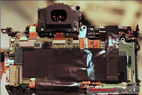 主板電路的設(shè)計也有一些改變：所有的排線都非常短，直接連接到需要連接的地方，沒有來來回回的長排線