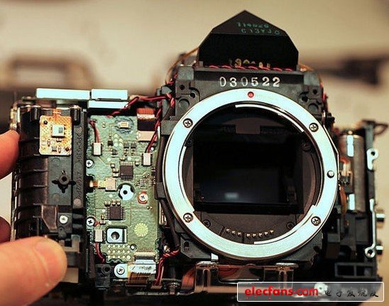 相機正面的電路同樣簡潔而組織得體。沒有長電線，線對被緊緊地扎在一起，并用塑料掛鉤定位