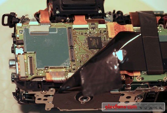 回到相機后面。覆蓋的塑料膠布很容易揭起，同時Roger也發(fā)現(xiàn)了松動的螺絲――由于內(nèi)部有良好的保護