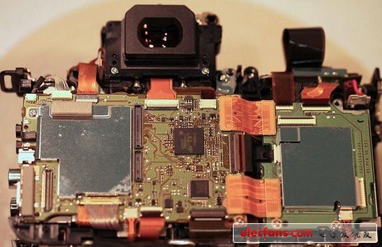 將膠布全部揭開，我們能看到5D III內(nèi)部優(yōu)美的電路設(shè)計