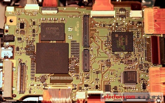 5D III主板全貌。DIGIC 5+處理器很大，它上面的芯片是DRAM