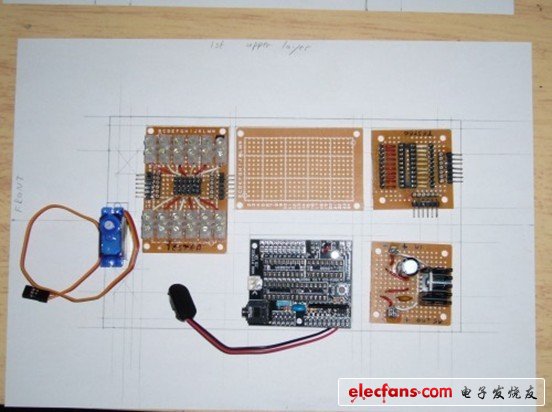 上部是控制、感應(yīng)和可變的，因此需要空間放picaxe28x1，電壓穩(wěn)壓器