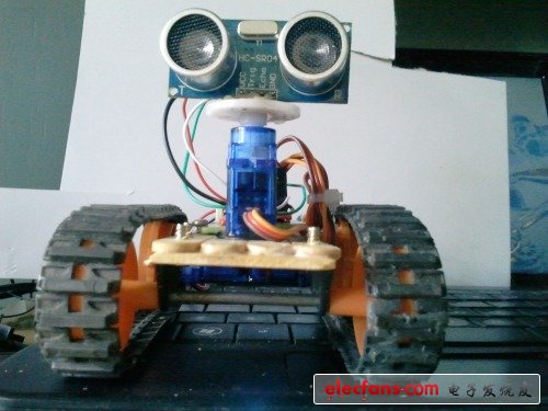 需要注意的是你需要把微調(diào)筒、電位計(jì)那些東西留在電機(jī)盒子里，因?yàn)檫@些事被用作一個(gè)齒輪軸，同時(shí)它可以在附近的路上旋轉(zhuǎn)，之后拆焊引線，用2個(gè)330歐姆的電阻替換電位計(jì)