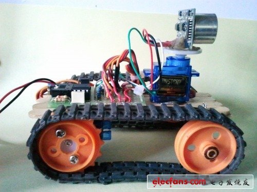 因?yàn)檫@是我第一個(gè)利用Pic Axe 08m2制作的機(jī)器人，因此我打算把它盡可能做小一點(diǎn)