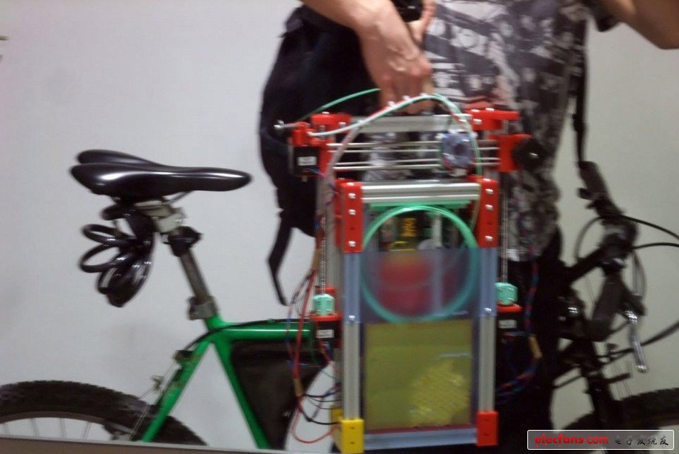 國外80后牛人打造創(chuàng)意便攜式3D打印機（圖文）