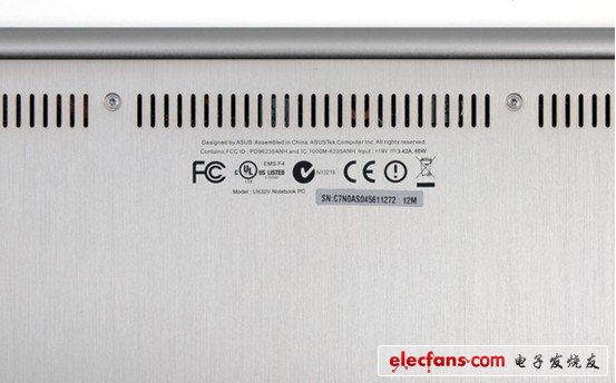 本子上的唯一銘牌標(biāo)有這是最新的Zenbook，在本子底部還標(biāo)著產(chǎn)品型號(hào)